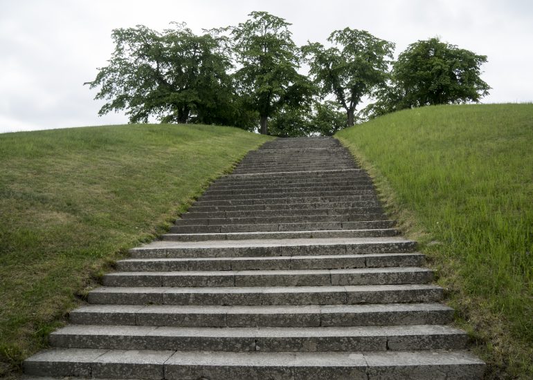 Foto aus Schweden Lothar M. Peter Fotograf Treppe zum Meditationshain (Gedenkstätte) in Skogskyrkogården (deutsch „Waldfriedhof“). Friedhof in Enskede, Stockholm. Architekten Gunnar Asplund und Sigurd Lewerentz, zwischen 1917 und 1940 angelegt und ausgebaut. Seit 1994 UNESCO Weltkulturerbe. Alltagsleben, Landschaft, Foto.