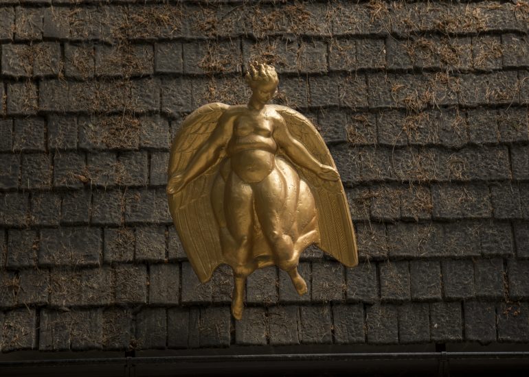 Foto aus Schweden Lothar M. Peter Fotograf Goldener Engel des Bildhauers Carl Milles am Dach der Skogskapellet (Waldkapelle), Skogskyrkogården (deutsch „Waldfriedhof“). Friedhof in Enskede, Stockholm. Architekten Gunnar Asplund und Sigurd Lewerentz, zwischen 1917 und 1940 angelegt und ausgebaut. Seit 1994 UNESCO Weltkulturerbe. Alltagsleben, Gebäude, Landschaft, Foto.