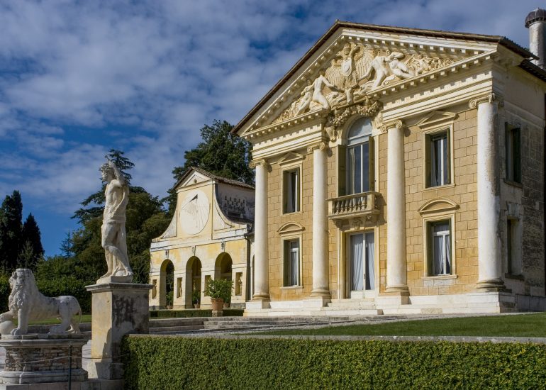 Maser, Villa Barbaro, Arch: Andrea Palladio, Italien, Treviso, Foto 2008 // Maser, Villa Barbaro, Arch: Andrea Palladio, Italy, Treviso, photo 2008 Maser (Veneto, Italien), Villa Barbaro (geplant und erbaut 1554-58 für die Brüder Daniele und Marcantonio Barbaro; Arch.: Andrea Palladio; Fresken von Paolo Veronese, UNESCO-Welterbe). Teilansicht: Mittelbau und linker Eckpavillon mit Taubenturm. Foto, Oktober 2008. // Maser (Veneto, Italy), Villa Barbaro (planned and built 1554-58 for the brothers Daniele and Marcantonio Barbaro; arch.: Andrea Palladio; frescoes by Paolo Veronese, UNESCO World Heritage). Partial view: central building and left corner pavilion with pigeon tower. Photo, October 2008.
